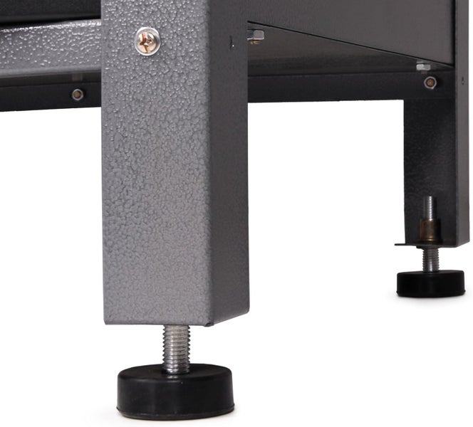 Detailansicht der verstellbaren Füße eines Metallgestells