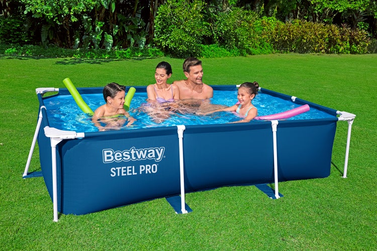 Bestway Steel Pro Frame Pool rechteckig auf einer Wiese im Garten, eine Familie mit zwei Kindern nutzt den Pool.
