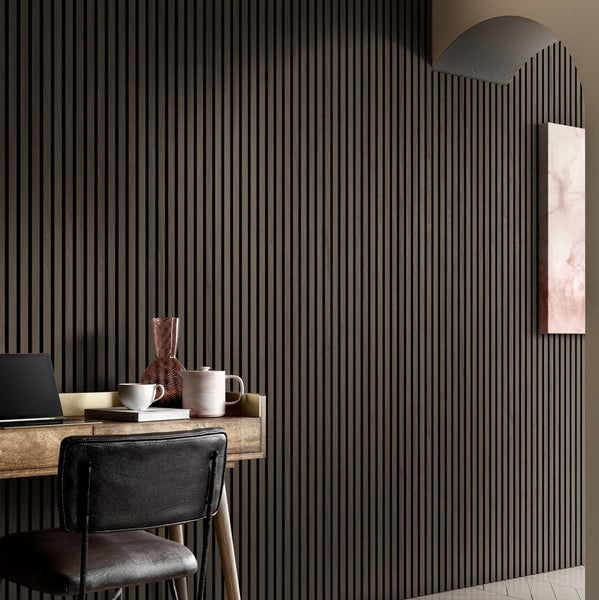 Wandpaneele aus Holzlamellen in einem elegant eingerichteten Arbeitszimmer mit Schreibtisch und Stuhl