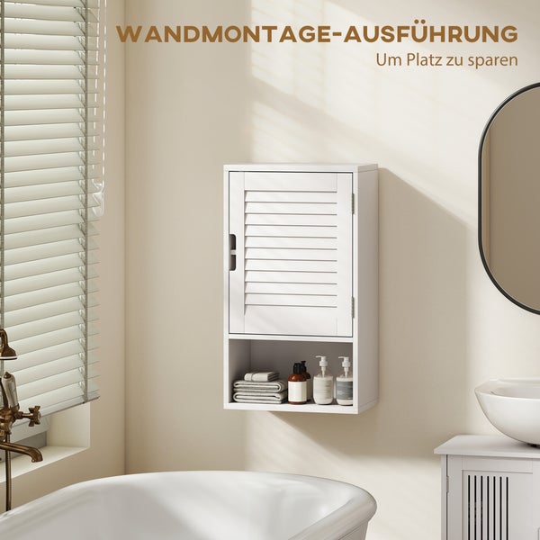 Moderner weißer Badezimmerschrank zur Wandmontage mit Lamellentür und offenem Fach, platziert in einem hellen Badezimmer neben einer Badewanne.