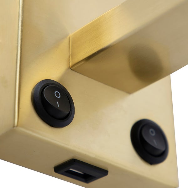 Nahaufnahme einer Wandleuchte mit Schaltern und USB-Anschluss.