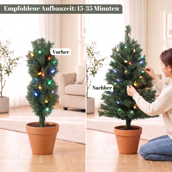 Festliche Weihnachtsdekoration mit zwei beleuchteten Tannenbäumen vor einem weißen Gartenzaun, geschmückt mit Lichterkette und Weihnachtskranz.