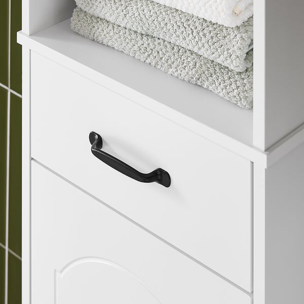 Detailaufnahme eines weißen Badezimmerschranks mit Handtüchern und schwarzem Griff