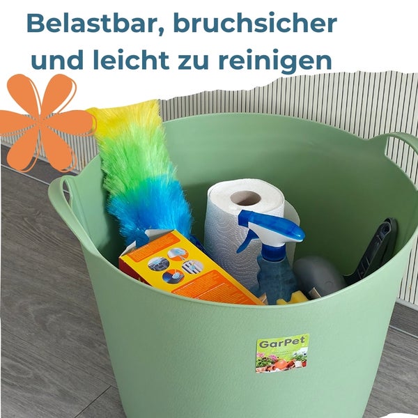 Eimer gefüllt mit Reinigungsutensilien für den Haushalt