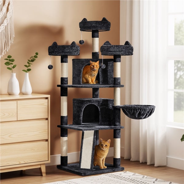 Mehrstöckiger Kratzbaum mit Liegeflächen, Höhlen, Kratzstämmen und Spielzeug, mit Katzen.