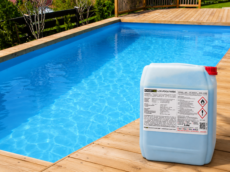 Schuettec LCK-Poolfarbe im Kanister auf einer Holzterrasse neben einem Swimmingpool.