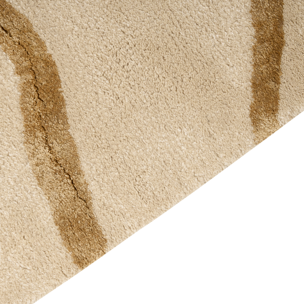 Detailansicht eines weichen Teppichs mit wellenförmigem Streifenmuster und flauschiger Textur.