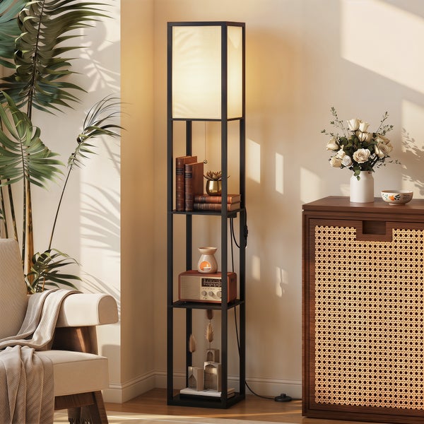 Moderne schwarze Stehleuchte mit integrierten Regalen in einem hellen Wohnzimmer, dekoriert mit Büchern und neben einem Sideboard.