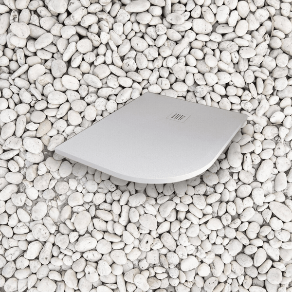 Rechteckige Duschwanne mit abgerundeter Ecke auf Kies