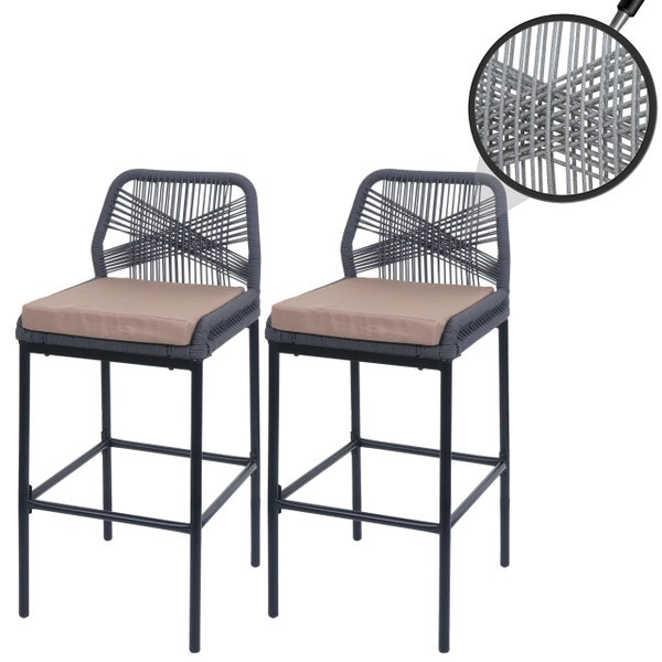 Zwei Barhocker mit Kissen und geflochtener Rückenlehne