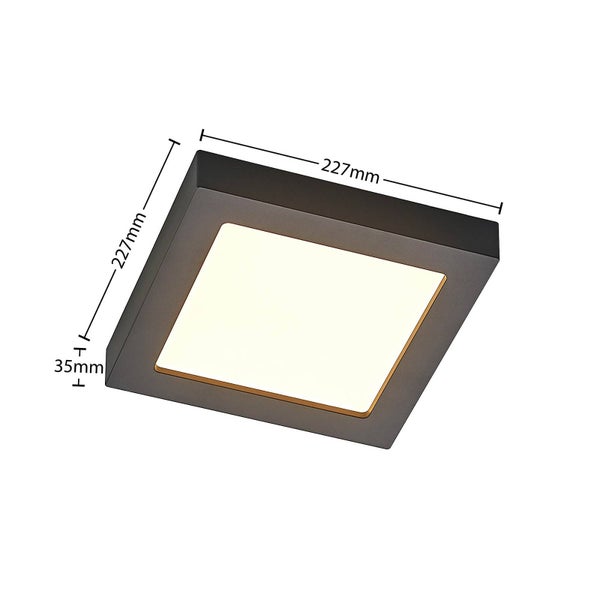 Quadratische LED-Deckenleuchte in Schwarz mit den Maßen 227 Millimeter mal 227 Millimeter und einer Höhe von 35 Millimeter.