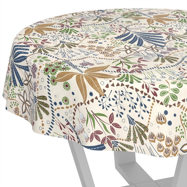 Runde Tischdecke mit floralem Muster aus Blättern und Blumen.