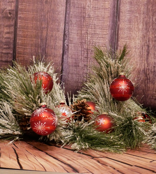 Rot matte 7cm Glaskugel handdekoriert mit weißen Sternschnuppen und breiten Streifen mit rotem Glitter, 4 Stck., Weihnachtsbaumkugeln, Christbaumschmuck, Weihnachtsbaumanhänger