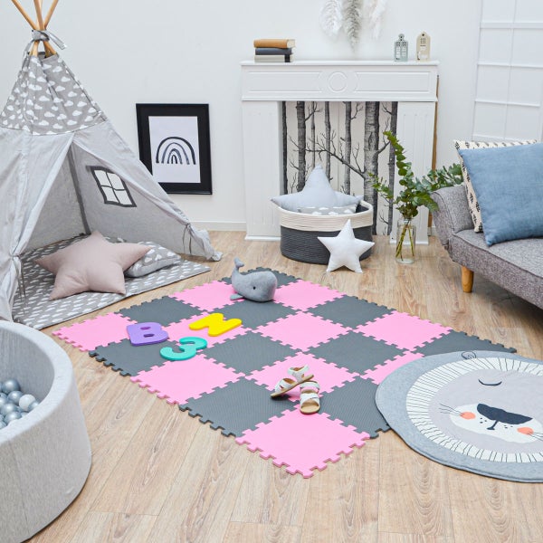 Helles, organisiertes Kinderzimmer mit grau-rosa Schaumstoff-Puzzlematte, grauem Tipi-Zelt, Bällebad und Löwen-Teppich auf hellem Holzboden.