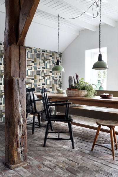 Esszimmer mit Holztisch, Stühlen, Hocker und Wandtapete in Holzoptik