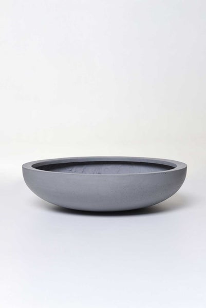 Flache, runde Pflanzschale in Grau aus Kunststoff-Stein-Gemisch.