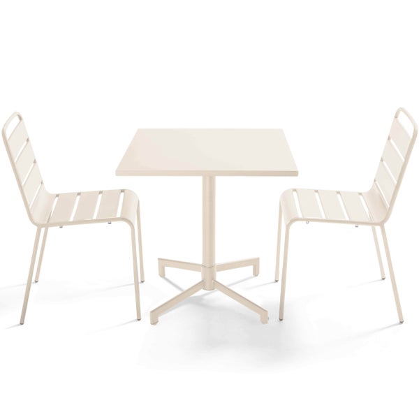 Cremefarbenes Gartenmöbel-Set aus Metall bestehend aus einem quadratischen Bistrotisch und zwei Stühlen mit Latten-Design.
