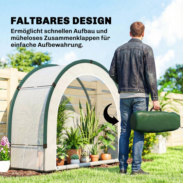 Faltbares Gewächshaus im Garten mit Pflanzen und einer Person, die die Tragetasche für einfache Aufbewahrung hält.
