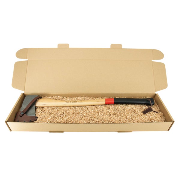 Adler Spaltaxt mit Holzstiel in einem Karton mit Holzspänen