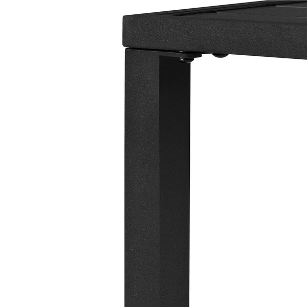 Detailansicht der Eckverbindung eines schwarzen Tischbeins aus Metall mit Pulverbeschichtung.