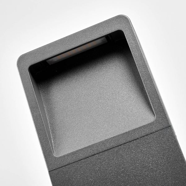 Nahaufnahme einer rechteckigen LED-Außenwandleuchte mit vertieftem Lichtauslass und strukturierter Oberfläche.