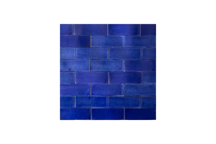 Blaue rechteckige Wandfliesen, glänzend, im Verbund verlegt.
