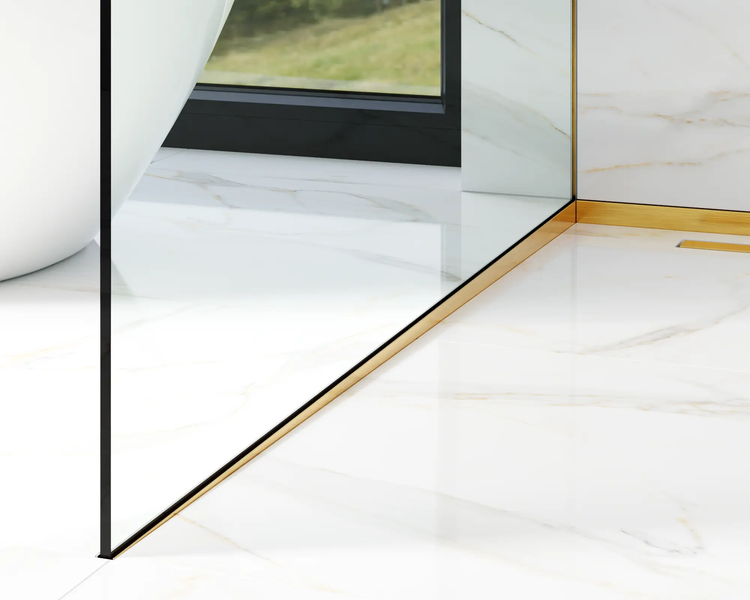 Goldfarbenes Duschwandprofil zur Montage einer Glasduschwand auf Bodenfliesen in Marmoroptik in einem modernen Badezimmer.
