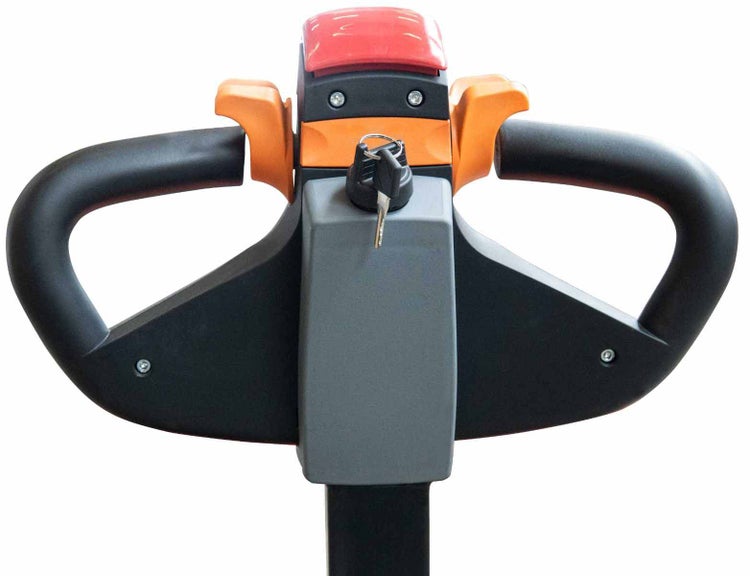 Deichselkopf eines elektrischen Hubwagens mit Griffen, Schlüsselschalter und Bedienelementen.