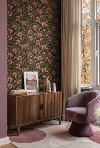 Wohnzimmer mit floral gemusterter Tapete, einem Sideboard aus Holz mit vertikalen Lamellen und einem Polstersessel.