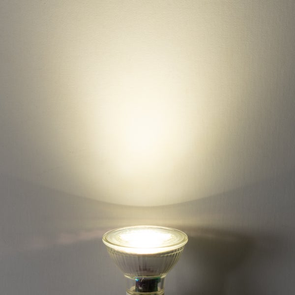 LED-Reflektorlampe mit Lichtkegel an einer Wand.