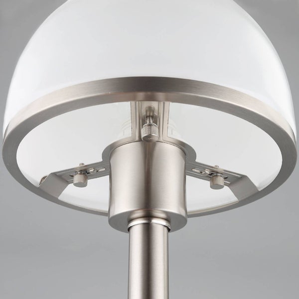 Detailansicht einer Lampe mit Lampenschirm und Metallelementen