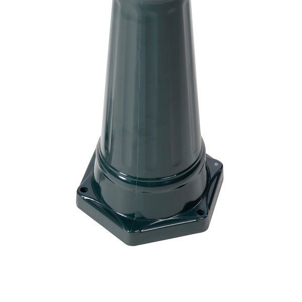 Sechseckiger Sockel eines dunkelgrünen Außenleuchtenmasts mit kannelierter Säule.