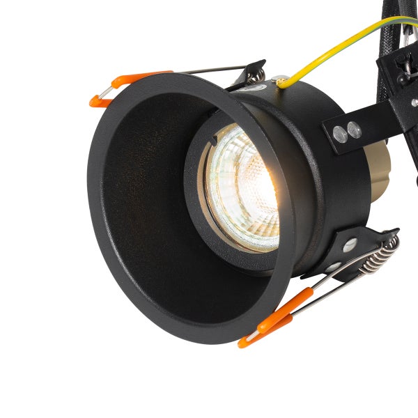 Schwarzer Einbaustrahler mit schwenkbarem LED-Leuchtmittel, Befestigungsfedern und Kabelanschluss.