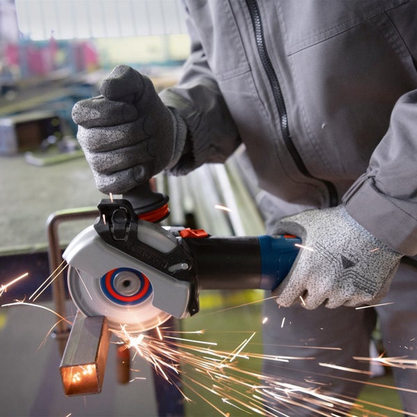 Metallarbeiter mit Winkelschleifer beim Schneiden von Metall