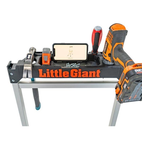 Little Giant Werkzeugablage für Leitern mit Hammer, Maßband, Smartphone, Schraubendreher und Akkuschrauber.