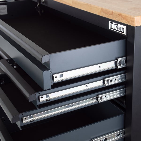 Geöffnete Werkzeugwagen Schubladen mit TrutzHolm Logo.