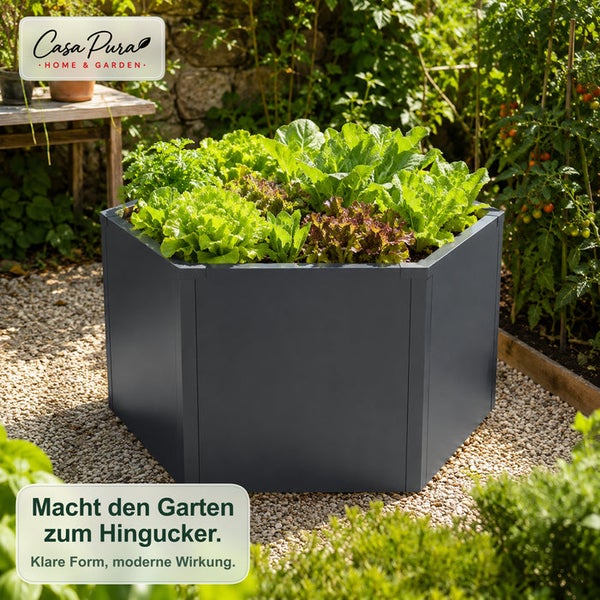 Sechseckiges Hochbeet aus Metall im Garten, bepflanzt mit grünem und rotem Salat.