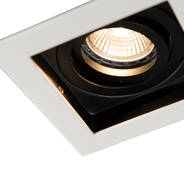 Quadratischer Einbaustrahler mit schwenkbarem schwarzem Innenring und eingeschalteter LED Lampe.