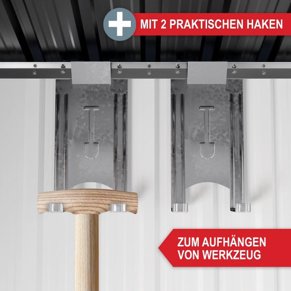 Zwei verzinkte Gerätehalter für Gartenhäuser zur Aufhängung von Werkzeugen. Ein Halter zeigt einen hölzernen Spatenstiel.