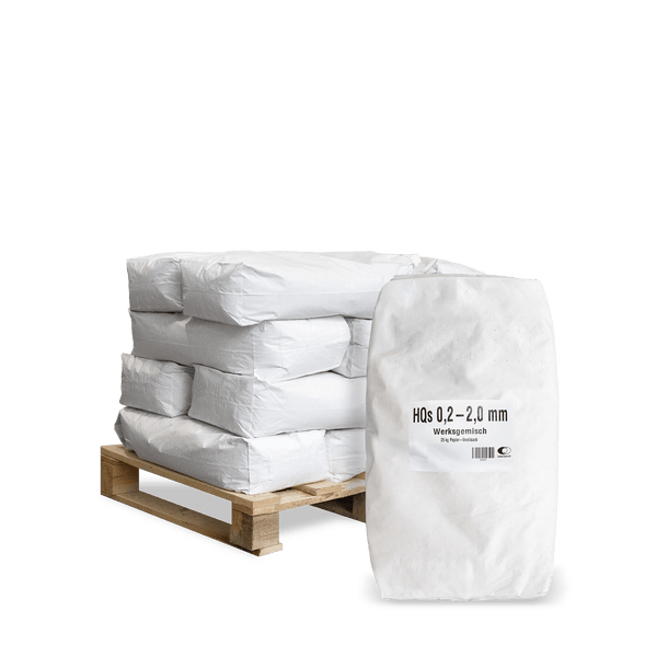 Palette mit 25 Kilogramm Säcken Werksgemisch, Körnung 0,2 bis 2,0 Millimeter, und ein einzelner Sack im Vordergrund.