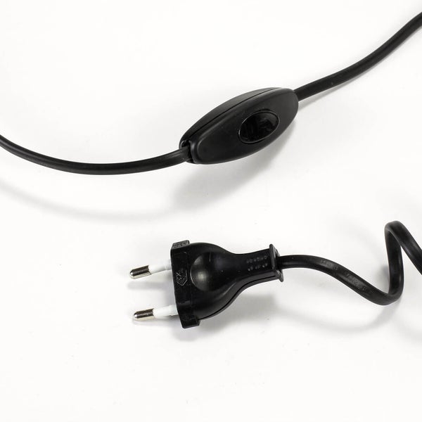 Schwarzes Stromkabel mit Stecker und Schalter