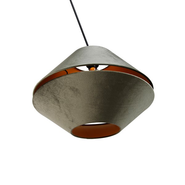 Pendelleuchte mit grünem Samtschirm, goldfarbener Innenseite und asymmetrischer Form.