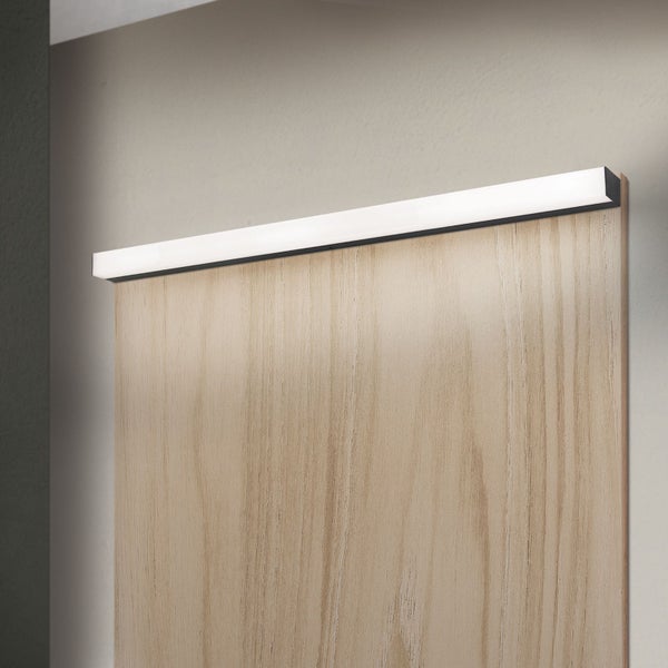 Moderne LED Wandleuchte mit schmalem Design montiert oberhalb eines Spiegels oder Bildes für eine gleichmäßige Beleuchtung