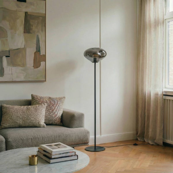 Wohnzimmer mit Sofa, Couchtisch, Stehlampe und Gemälde