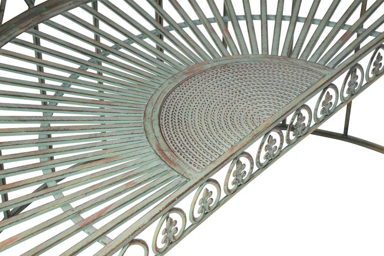 Detailansicht einer Gartenbank aus Metall mit dekorativen Elementen