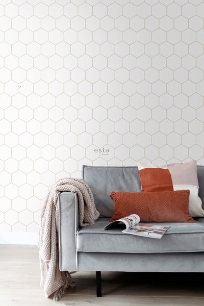 Wohnzimmer mit geometrischer Tapete, Sofa und Kissen