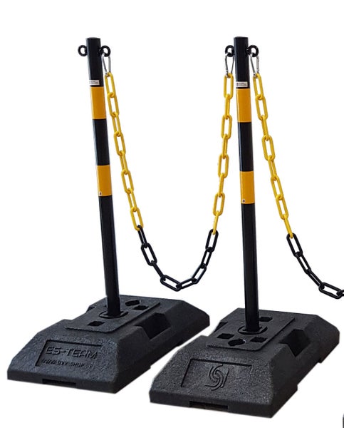 Blaues Regal mit Autoreifen