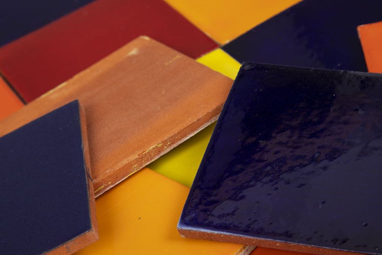 Verschiedenfarbige Keramikfliesen