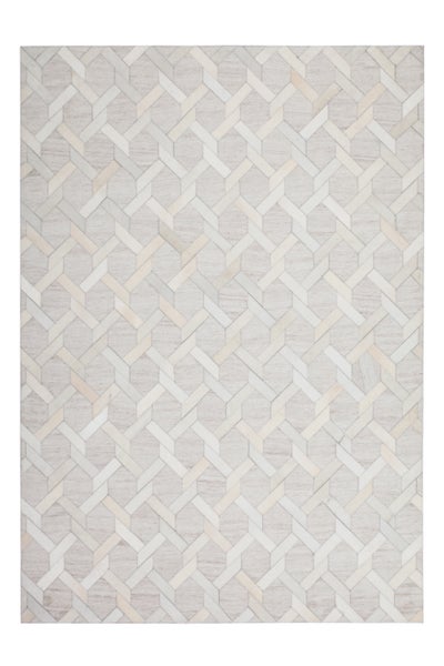 Moderner heller Raum mit einem geometrisch gemusterten Teppich auf Fliesenboden, Wandnische und großen Glastüren.