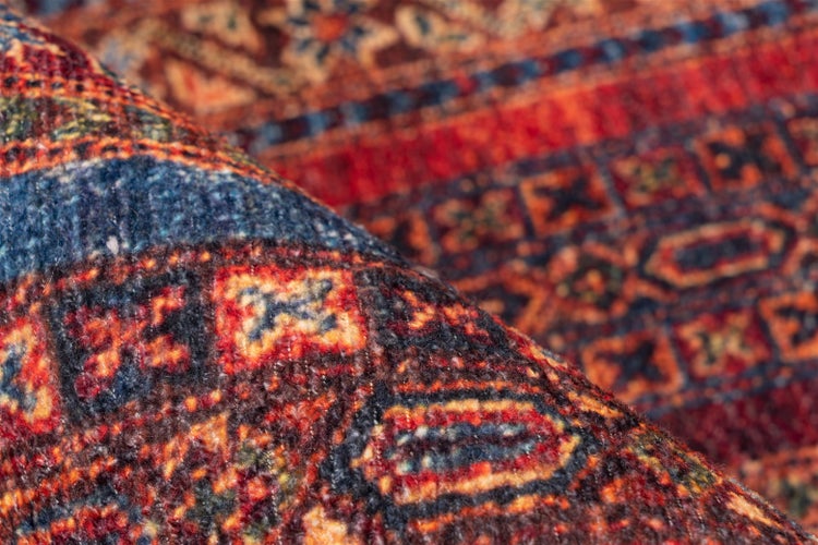 Nahaufnahme eines Teppichs mit traditionellem orientalischem Muster und gewebter Struktur.